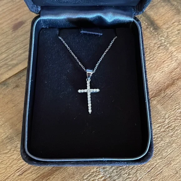 Beautiful Malakan Diamond Co. custom made 14k diamond cross pendant. - Picture 4 of 4